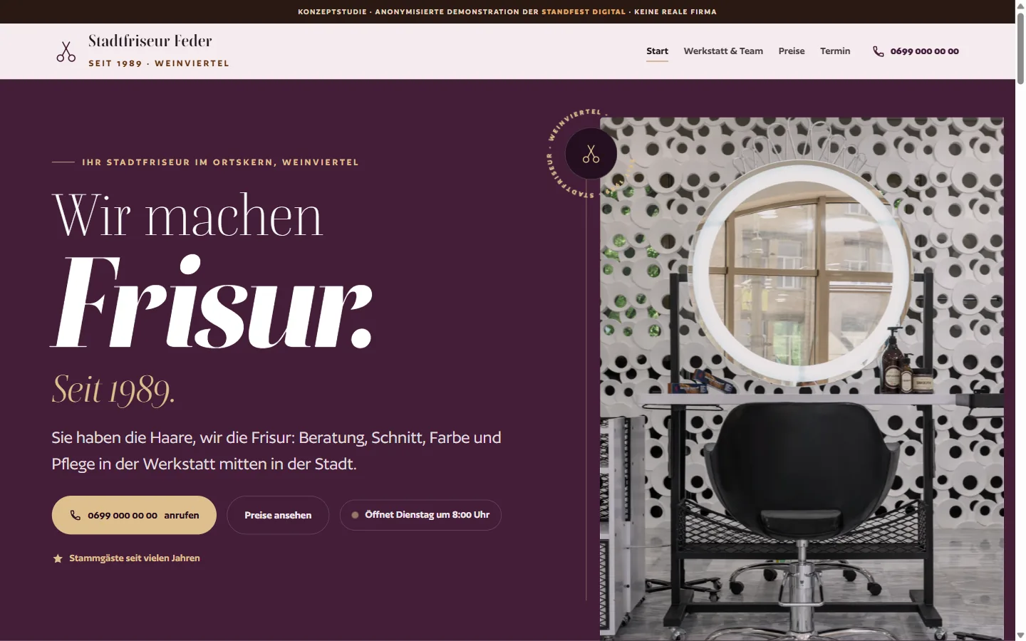 Startseite von Stadtfriseur Feder: Überschrift „Wir machen Frisur. Seit 1989." neben einem Foto des Arbeitsplatzes mit beleuchtetem Rundspiegel.